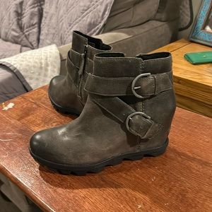 Like new floor model sorel size 7 grey waterproof leather booties